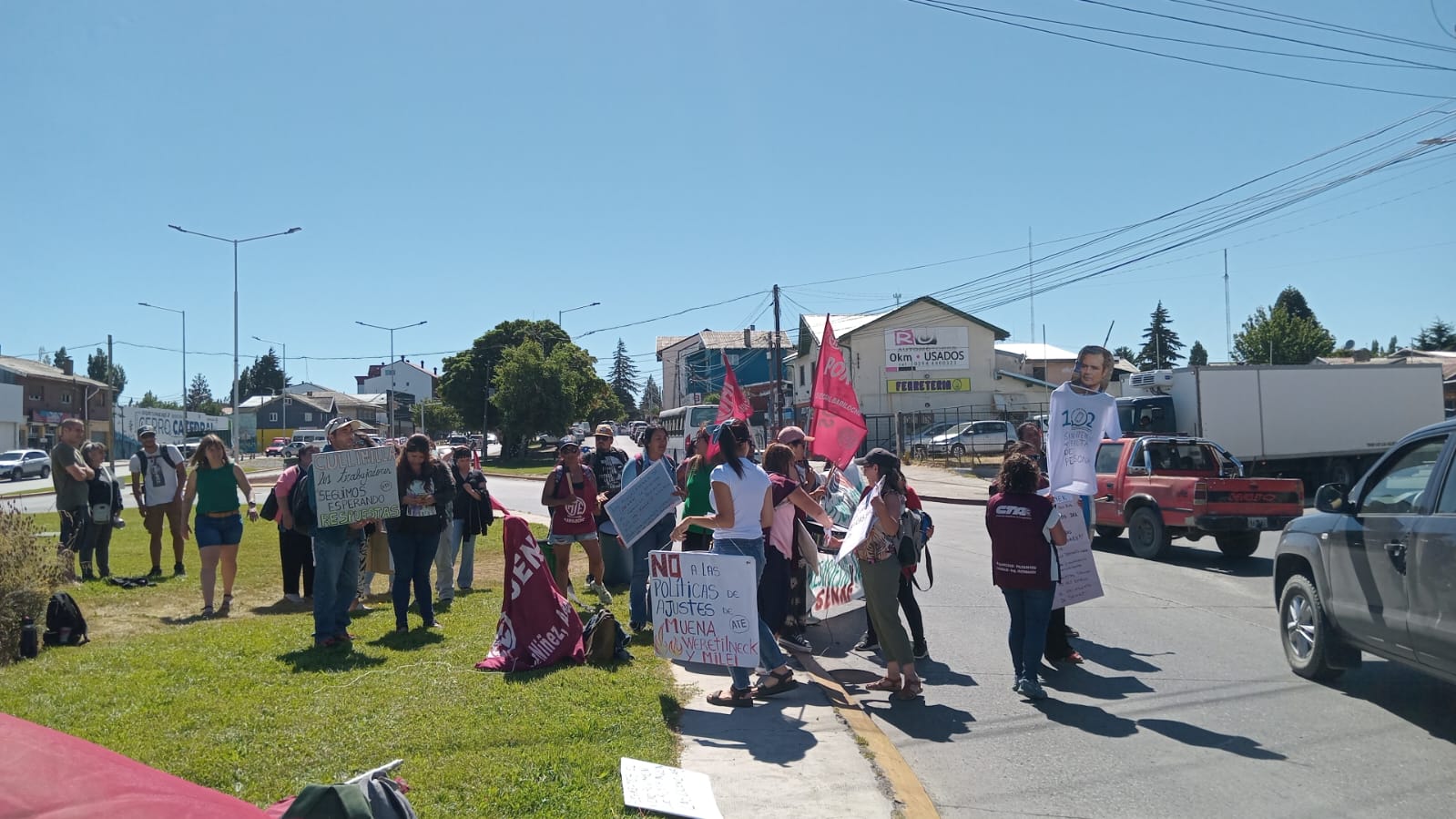 ATE hoy se manifestó en la rotonda del Ñireco, en Bariloche, por los cesanteados de Desarrollo Humano y Senaf. Gentileza