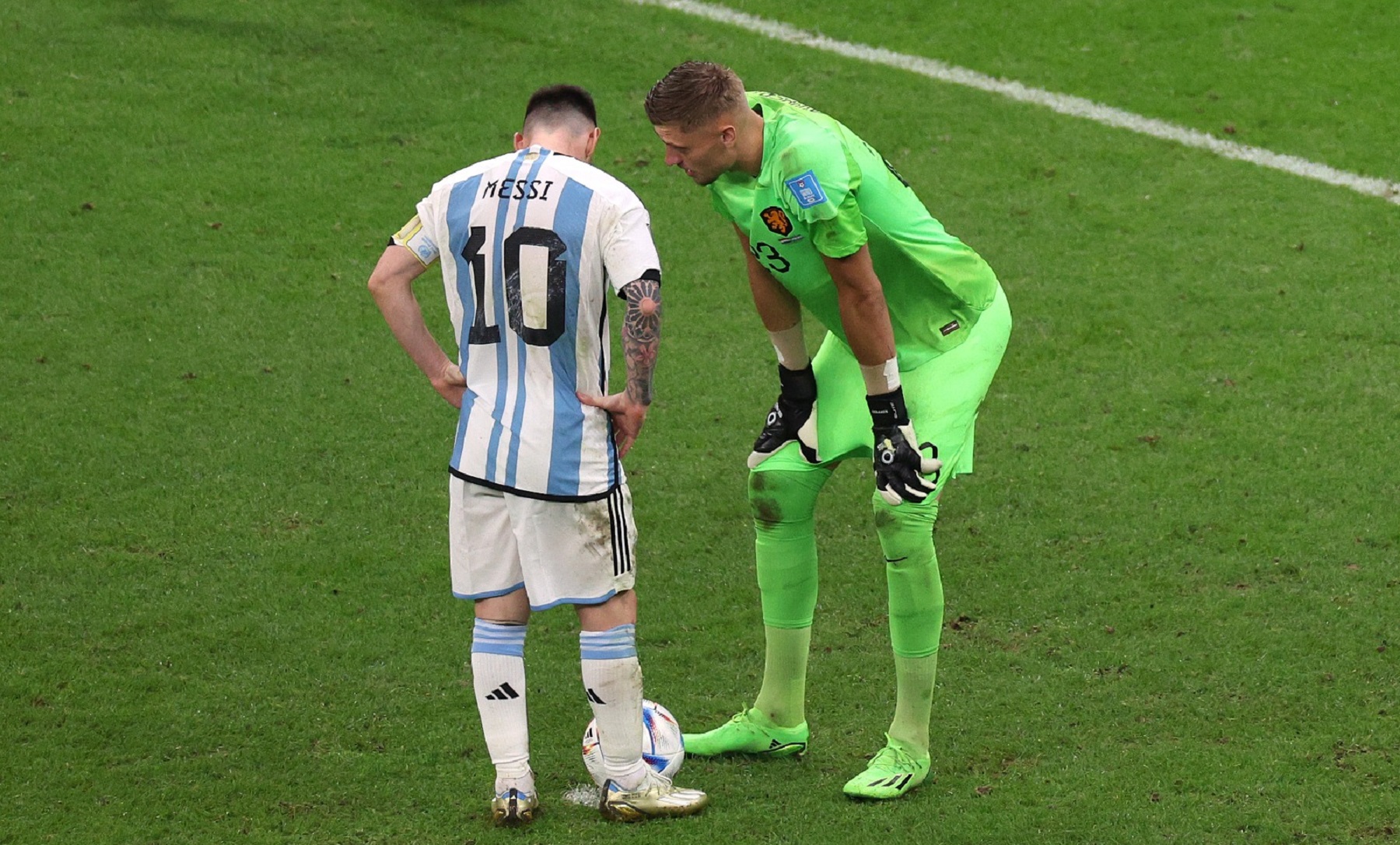 San Lorenzo va a la carga por el arquero de la Selección de Países Bajos. 