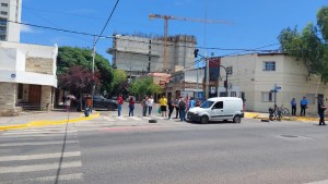 Corte en pleno centro de Neuquén: vigiladores de escuelas reclaman despidos injustificados