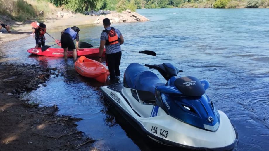 Continúa la búsqueda del hombre que desapareció en el río Neuquén: este sábado se suman buzos al operativo