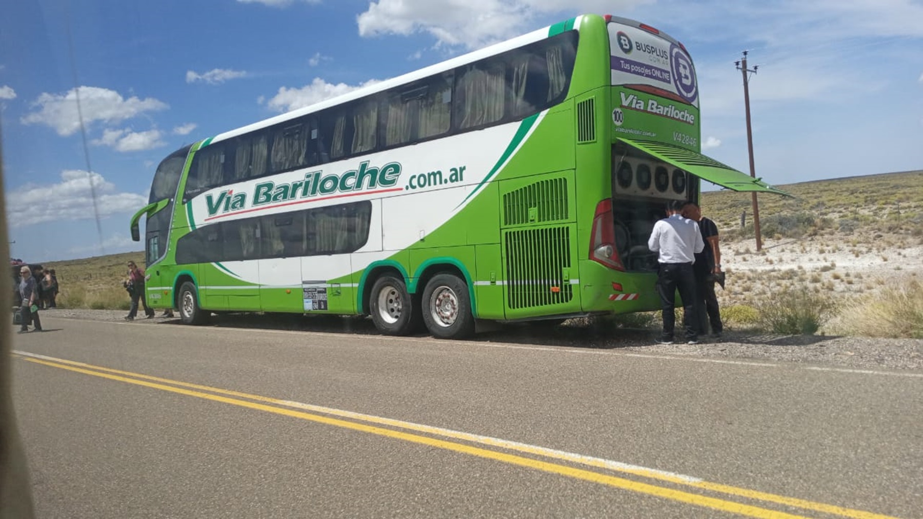 Colectivo roto en Ruta 40, cerca de Zapala. Créditos: Diario RÍO NEGRO. 