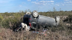 Perdió un tornillo y volcó en la Ruta 3, cerca de Viedma: cuatro personas fueron trasladadas al hospital