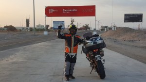 Viajó desde Argentina a Perú en moto, quedó varado en el desierto y un «alma solidaria» lo ayudó