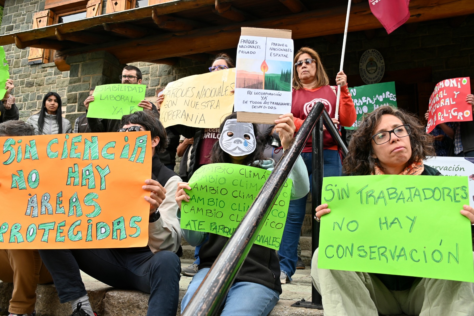 Trabajadores de Parques Nacionales en Bariloche reclamaron por recortes y despidos en el organismo. Foto: Chino Leiva