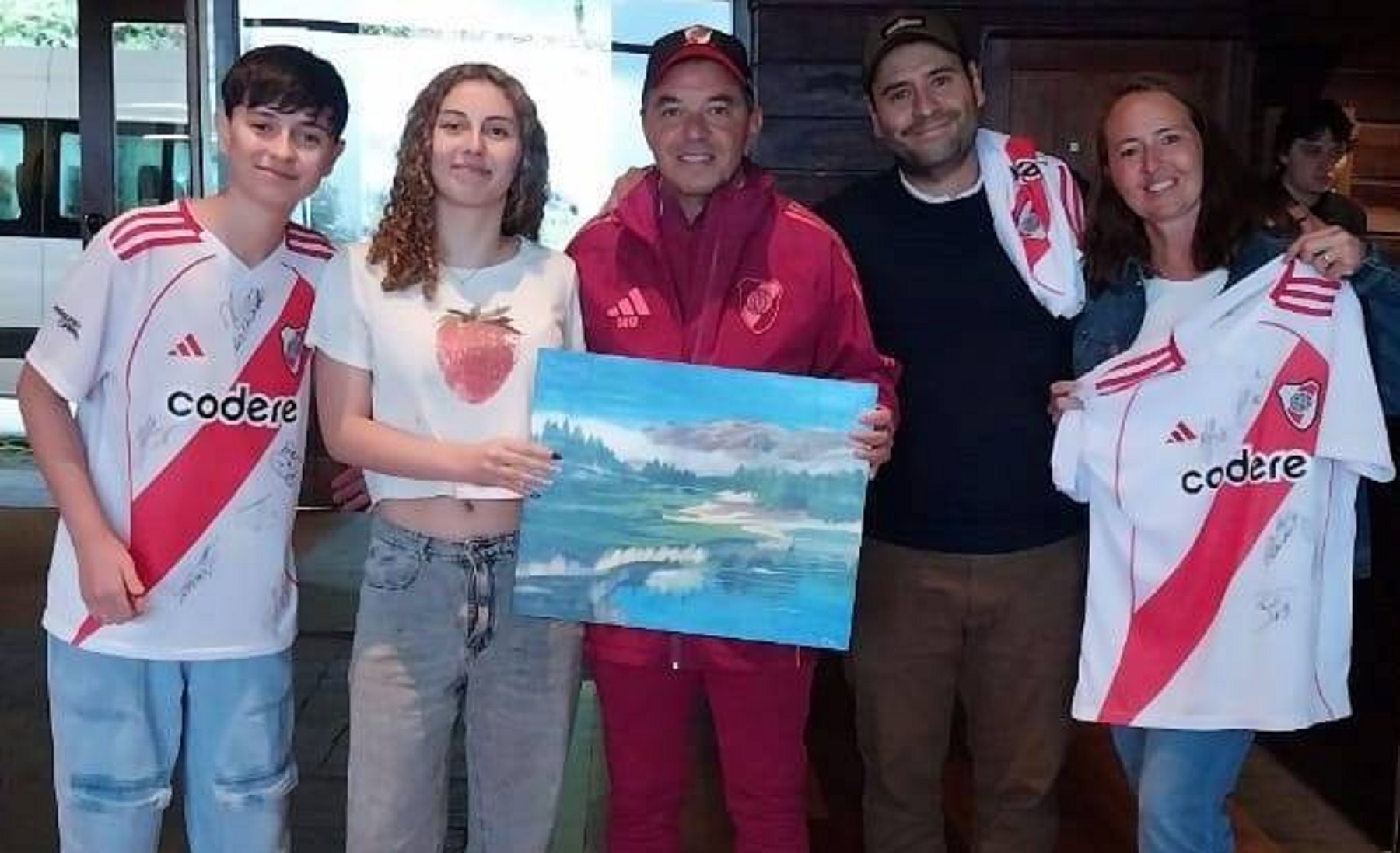 Eva, la joven dibujante que le entregó un regalo especial a Marcelo Gallardo. Fotos: Gentileza (Zapala Noticias).