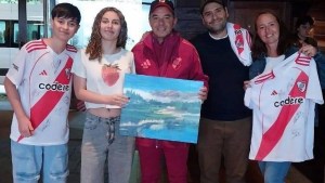 El regalo especial de una joven de Zapala a Marcelo Gallardo en San Martín de los Andes: «Gracias River»