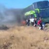 Imagen de Impactante incendio de un colectivo en medio de la ruta en Chubut: quedó reducido a cenizas