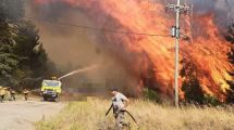 Imagen de Incendios en la Patagonia: el fuego en El Bolsón cobró mayor actividad y se espera un domingo adverso