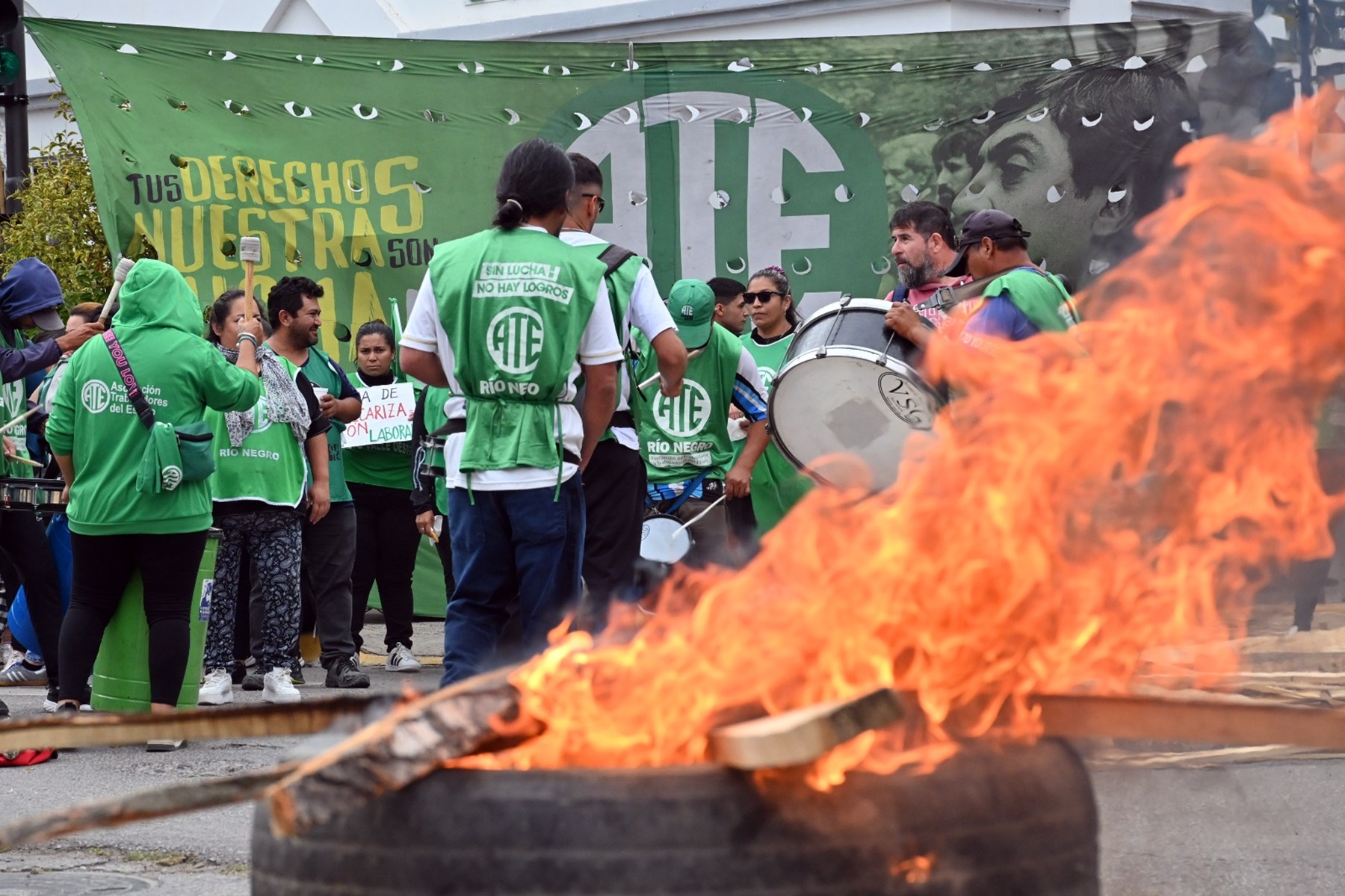 En Viedma la concentración es frente a la sede de la Función Pública. Fotos: Marcelo Ochoa.