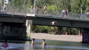 Dramático rescate en Neuquén: se tiró al río desde el puente de la Isla 132 y se desmayó por el impacto