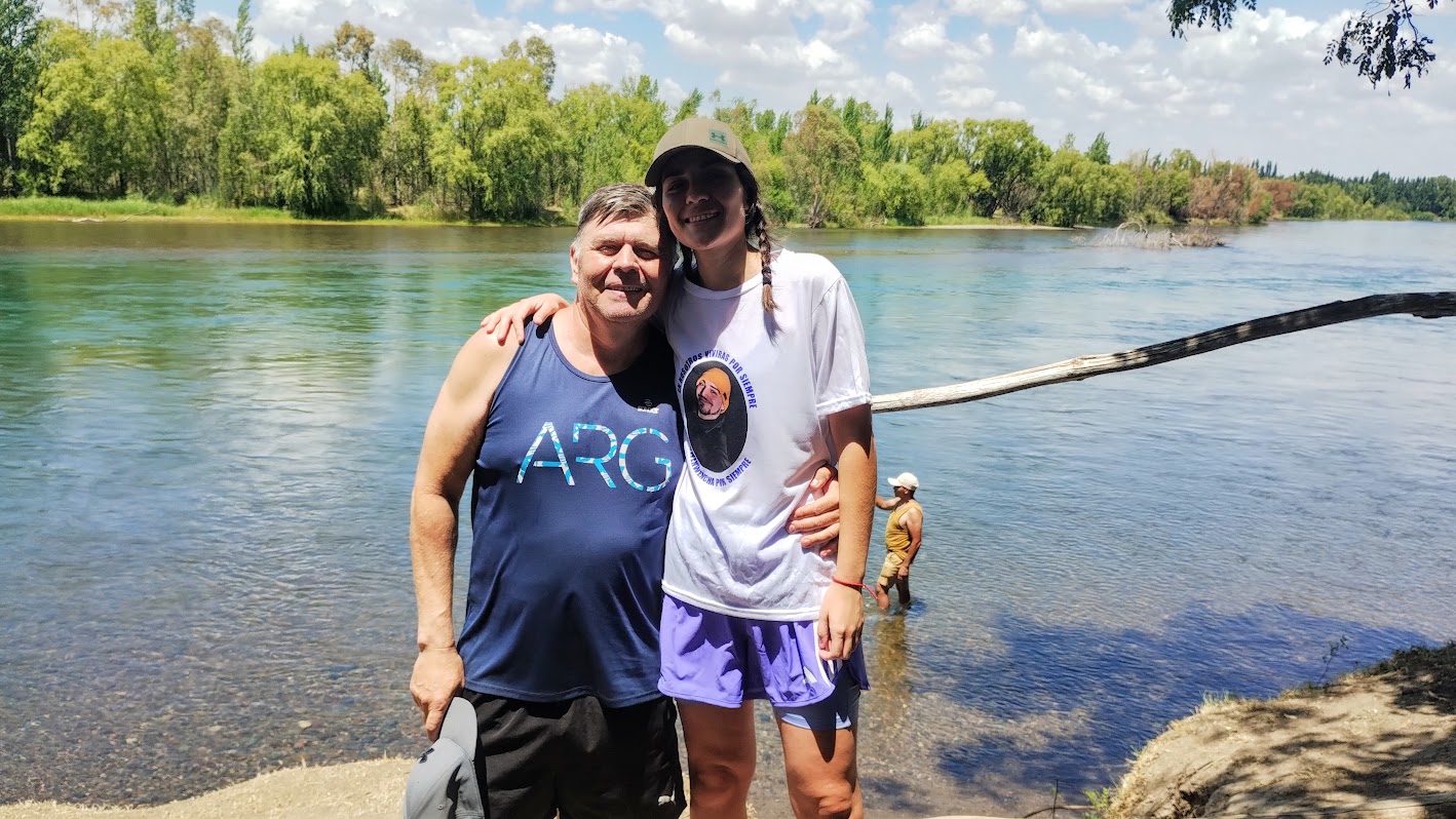 Ariel Basualto, leyenda del canotaje neuquino, corre junto a su hija Agustina