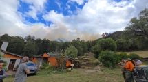 Imagen de Incendio al sur de Bariloche: el fuego avanzó hacia Cascada Los Alerces y coordinan estrategias de evacuación