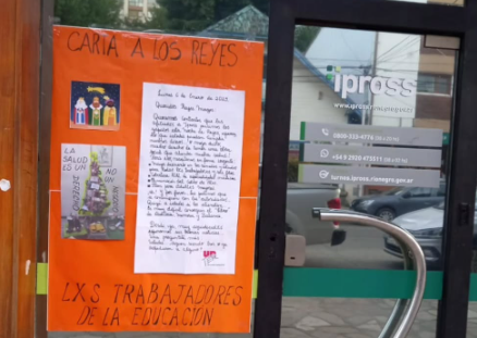 Ayer en la fachada de Ipross en Bariloche apareció la carta a los Reyes Magos. Gentileza