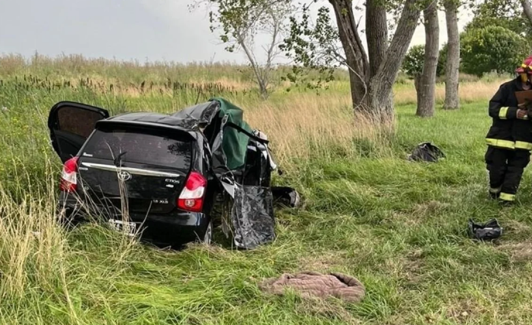 Iba a 160 km/h por la Ruta 11, perdió el control y su auto volcó. 