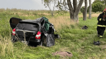 Imagen de Murieron su esposa y dos hijos: iba a 160 km/h, perdió el control y su auto volcó