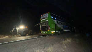 Un colectivo que salió de Bariloche se rompió, mandaron otro y también se averió: hay 20 pasajeros varados cerca del Chocón