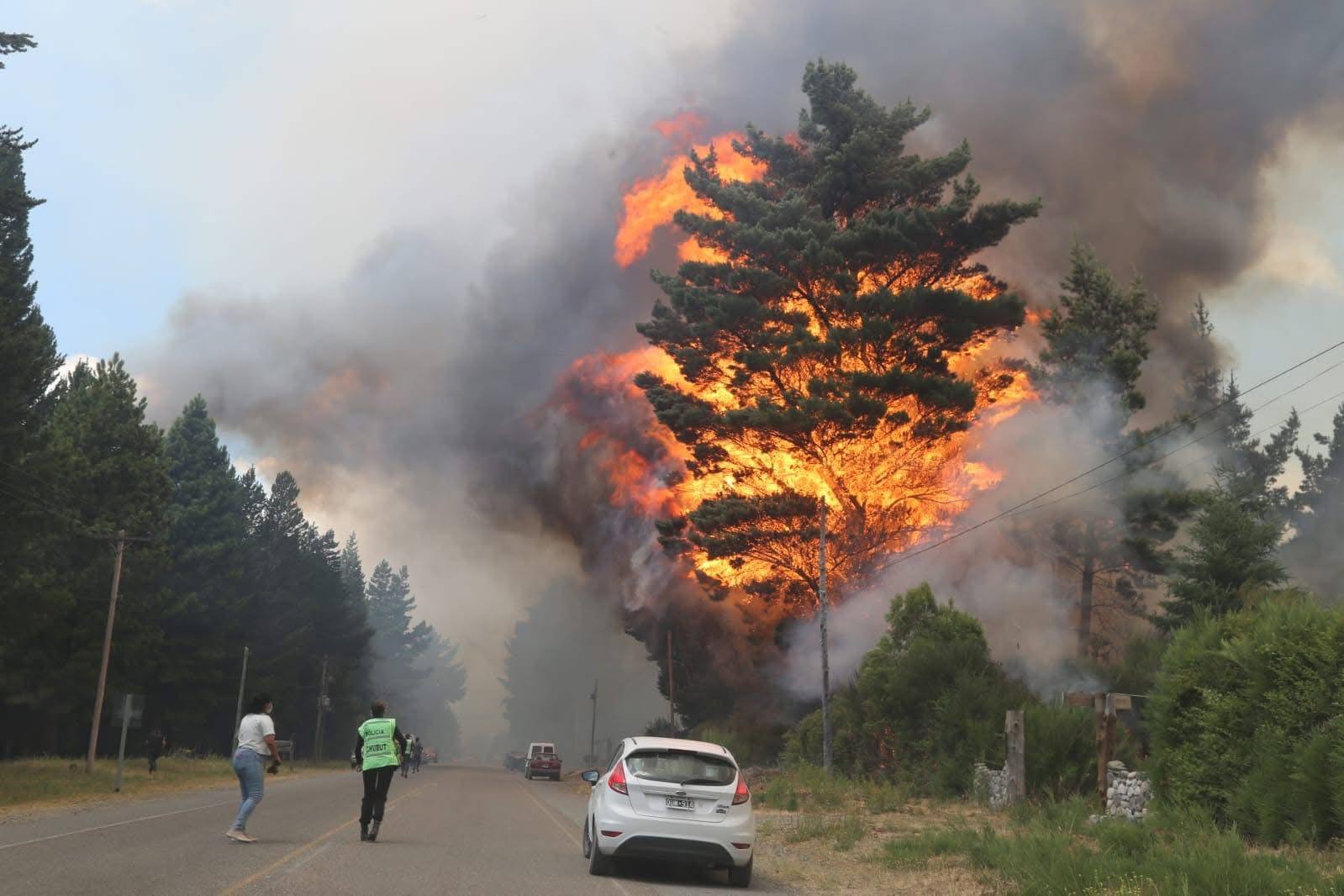 Cortan la Ruta Nacional 40 por incendio en Epuyén. Foto: gentileza.