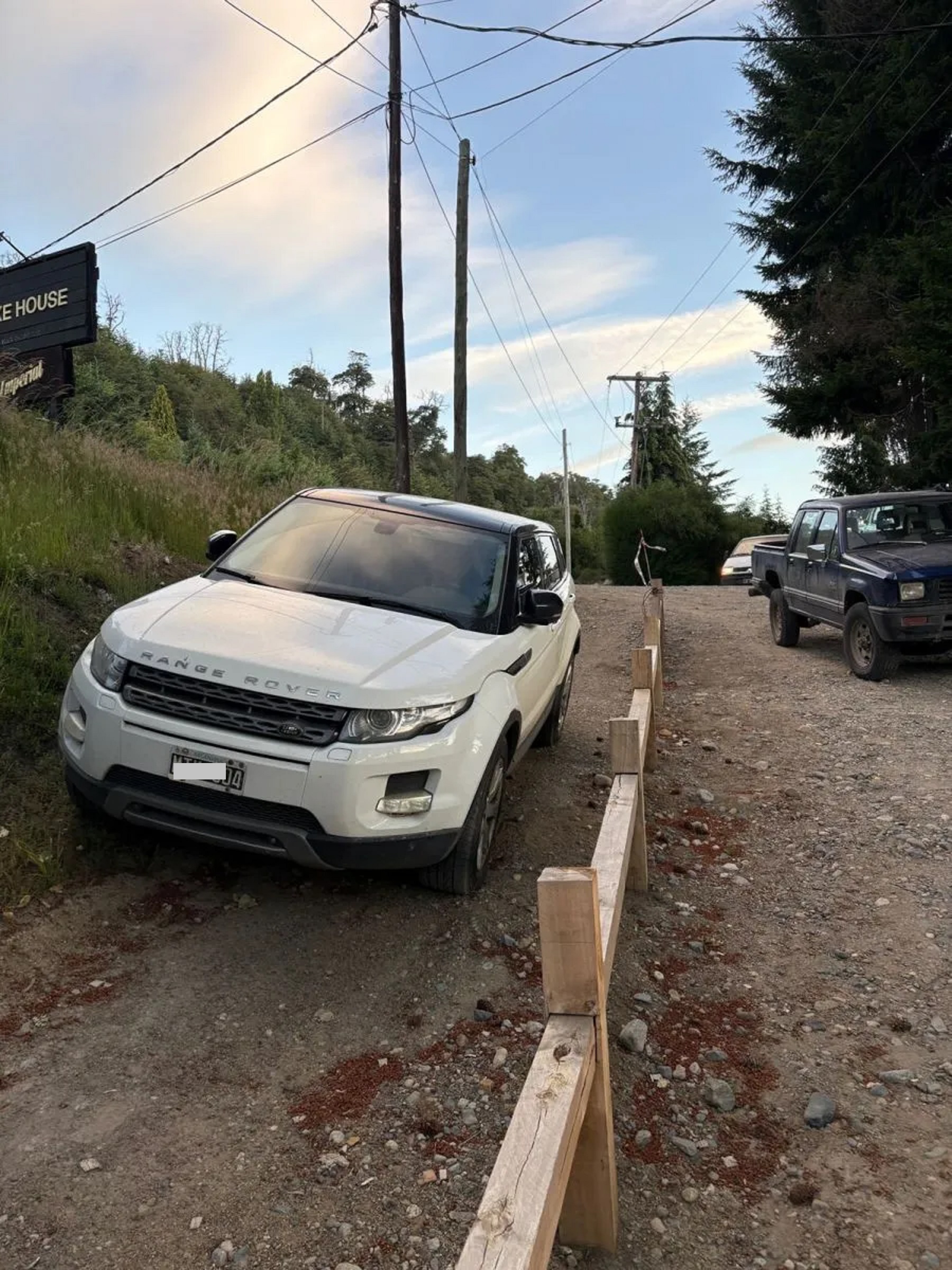 Estacionó sobre la bicisenda en Villa La Angostura y los vecinos se quejaron. (Gentileza Diario Andino)