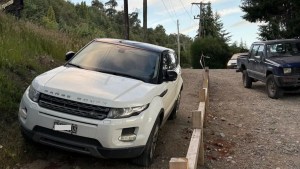 Así nomás: estacionó en una bicisenda de Villa La Angostura porque no encontraba lugar