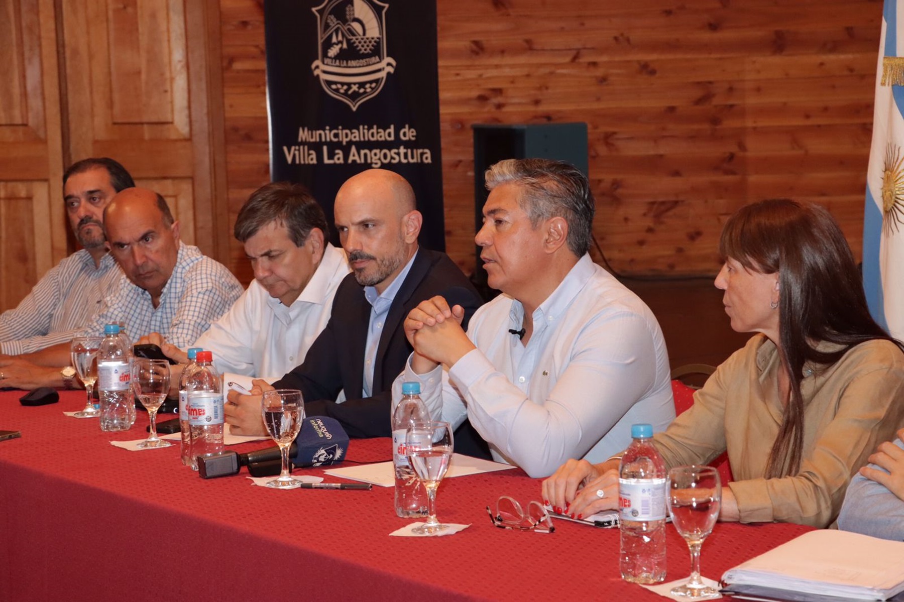 Rolando Figueroa junto a parte del gabinete en Villa La Angostura. Foto: gentileza.