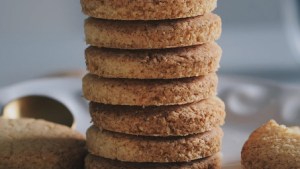 Mirá que fácil es hacer estas galletas de coco que se desarman en la boca