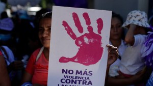 Le pegó a su expareja delante de su hijo en una plaza de Neuquén: también atentó contra la policía