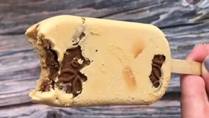 ¡Alerta por calor! Cómo hacer el más refrescante helado chocotorta en pocos minutos