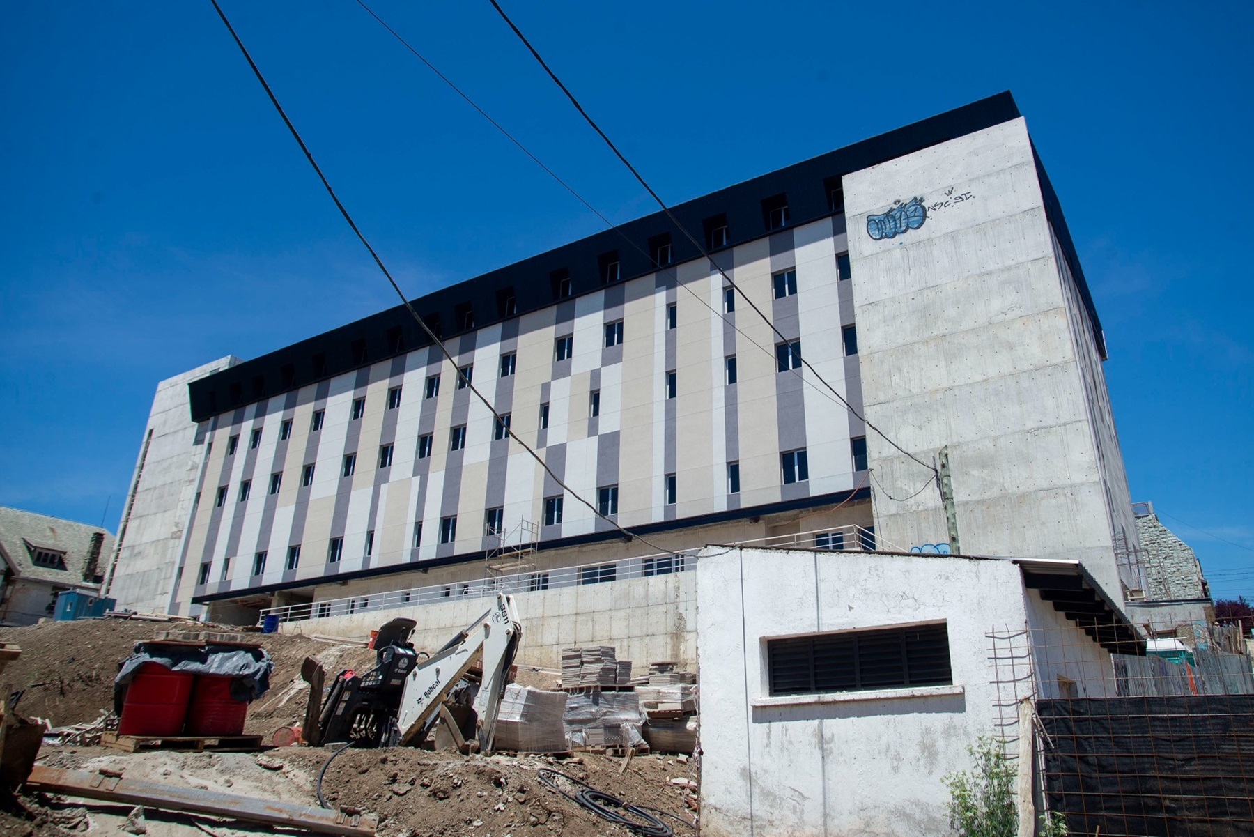 La finalización del hospital de Bariloche es prioridad para el gobierno provincial.