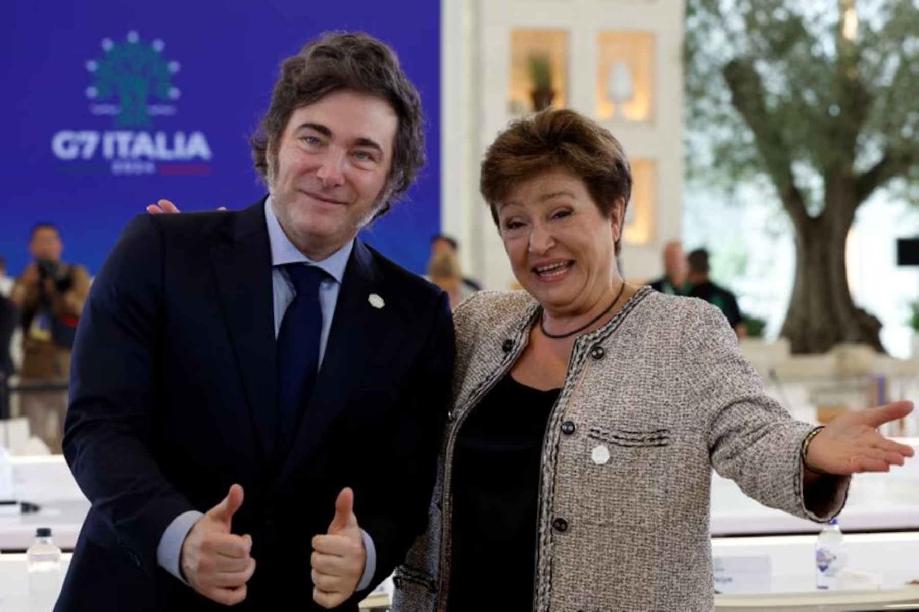 La directora gerente del Fondo Monetario Internacional, Kristalina Georgieva, y el presidente de Argentina, Javier Milei. Foto: Reuters. 