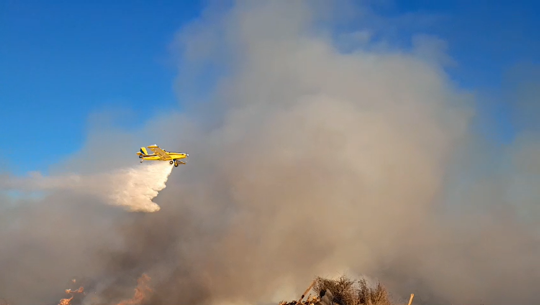 Grave incendio en el exbasural de Junín de los Andes: lograron frenar el avance del fuego hacia las casas