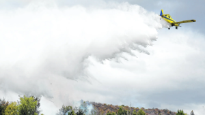 Insólito: un avión que combatía el incendio en Bariloche no pudo aterrizar por un peatón en la pista