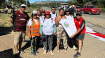 Imagen de Gran ejemplo: hinchas de River limpiaron la Ruta 40 tras recibir al plantel en San Martín de Los Andes