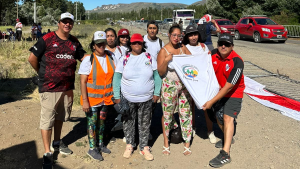 Gran ejemplo: hinchas de River limpiaron la Ruta 40 tras recibir al plantel en San Martín de Los Andes