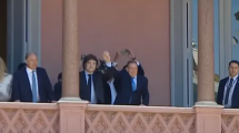 Imagen de Javier Milei y González Urrutia, presidente electo de Venezuela, juntos en el balcón de la Casa Rosada