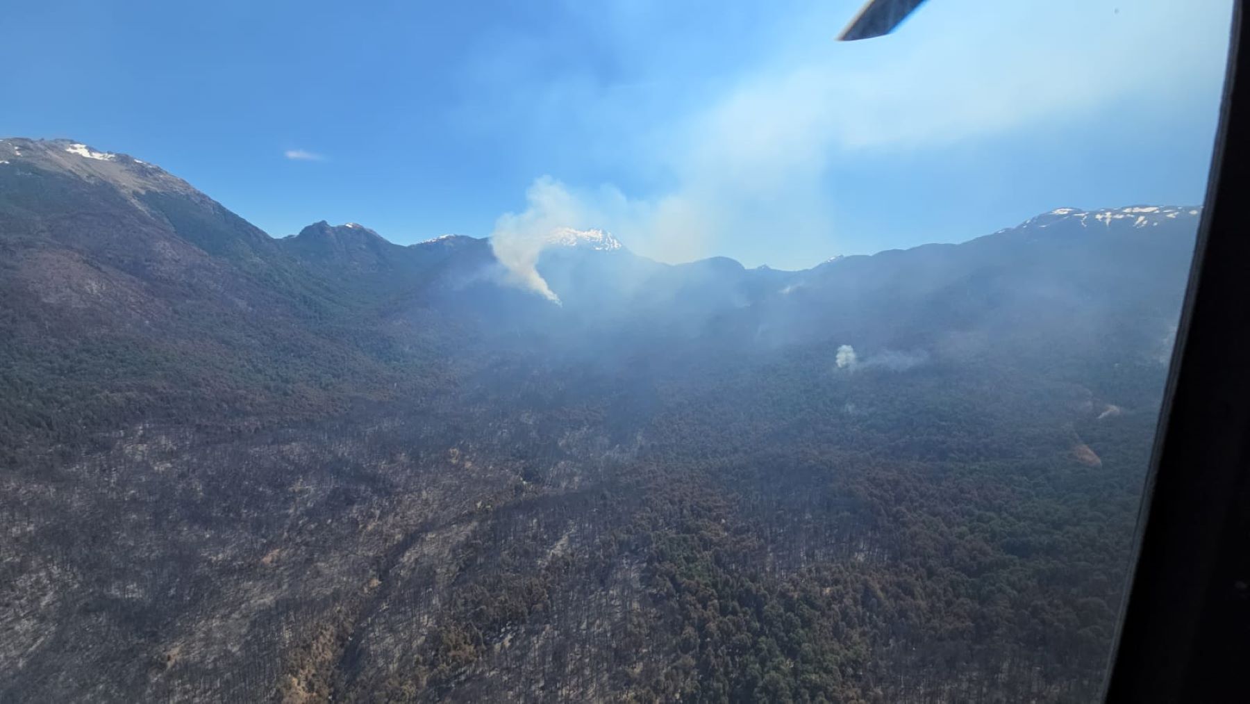 El incendio al sur de Bariloche continúa activo. Foto: gentileza