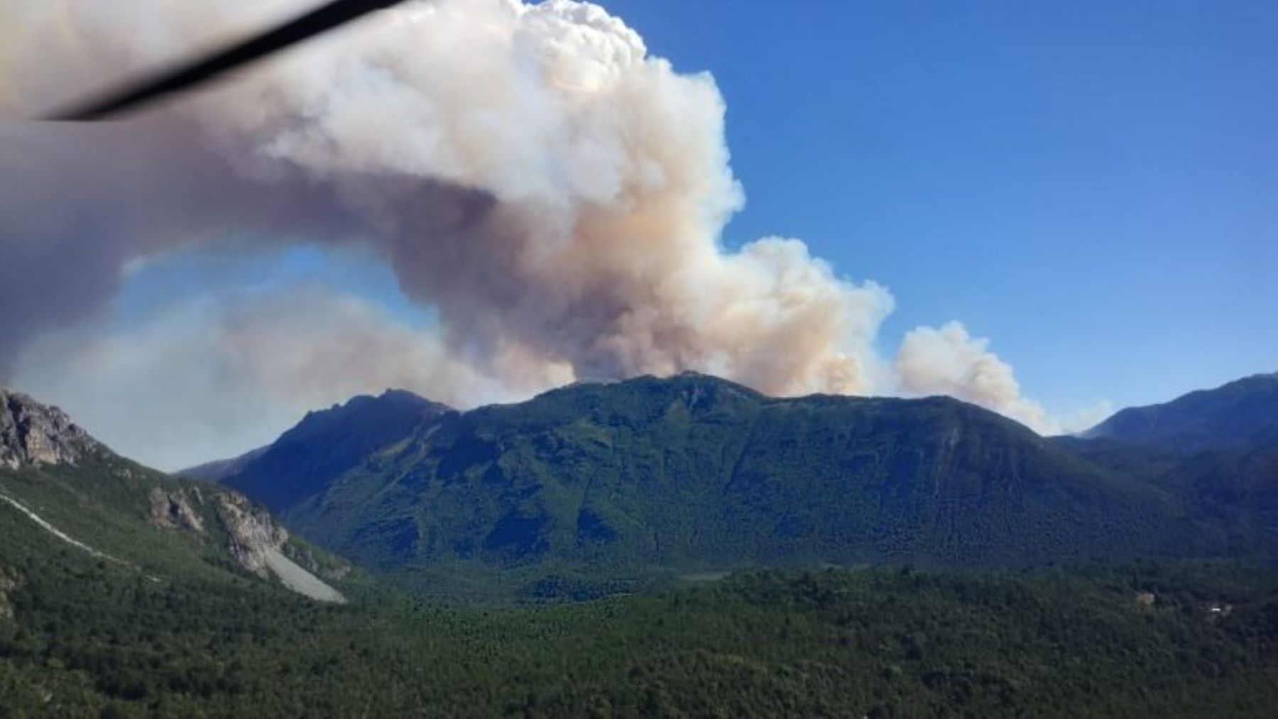 Aseguran que el fuego esta lejos de las poblaciones. Foto: gentileza