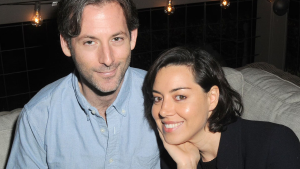 Murió Jeff Baena, esposo de Aubrey Plaza: fue encontrado muerto en su casa de Los Ángeles