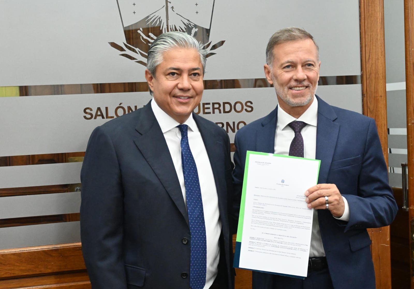 Rolando Figueroa junto al ministro de Planificación, Rubén Etcheverry. Foto: Florencia Salto.