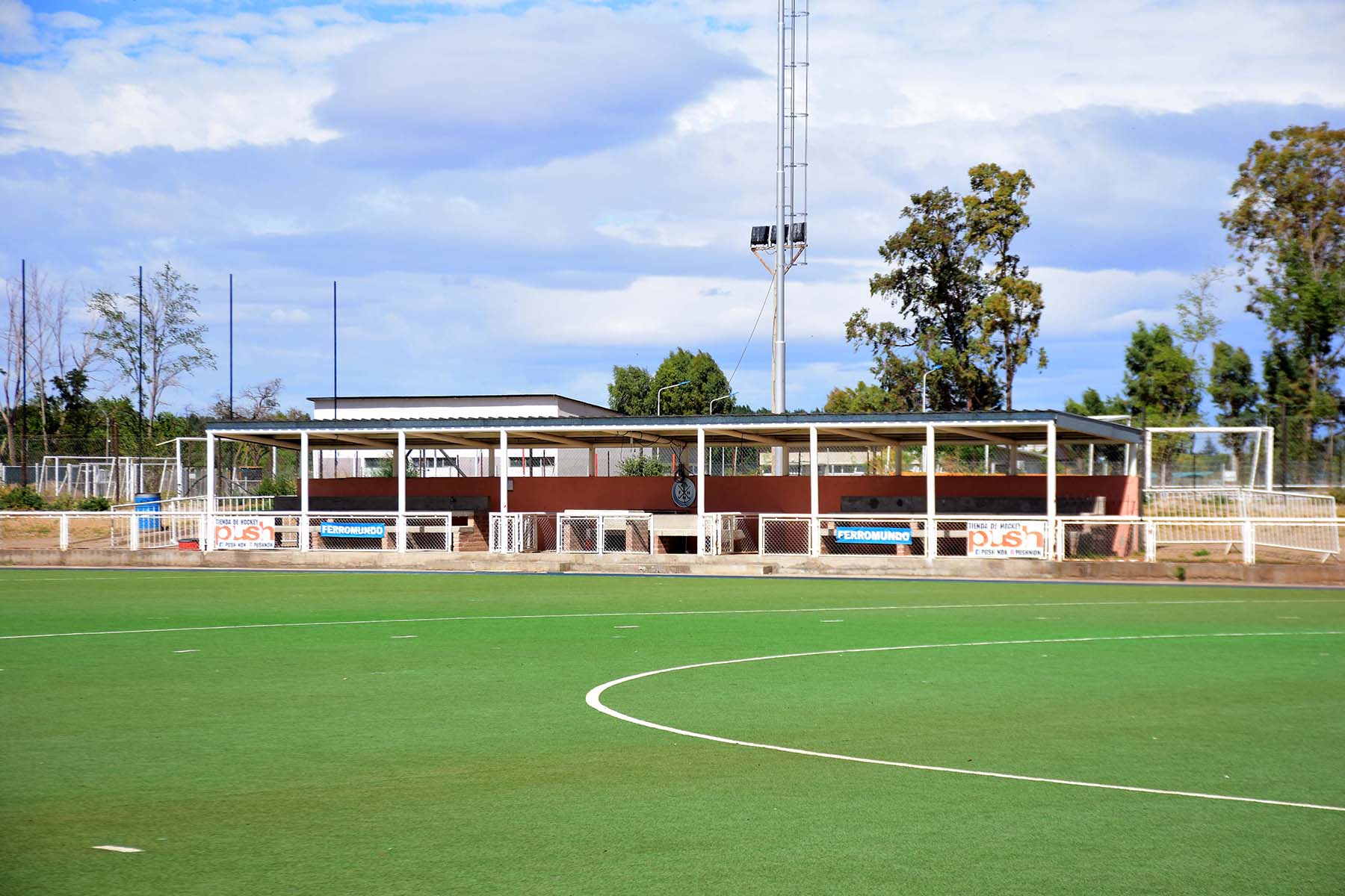 La cancha de césped sintético de hockey de Ciudad Deportiva, una de las analizadas. Foto: Matías Subat.