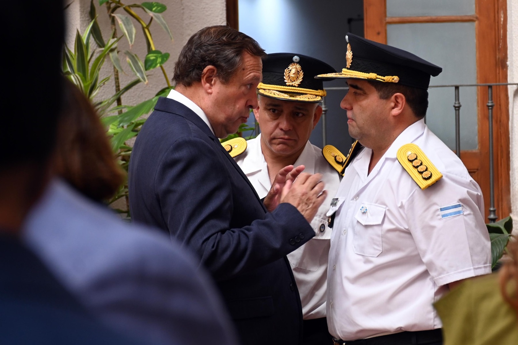 Weretilneck junto a la nueva cúpula de la Policía de Río Negro. Foto: Marcelo Ochoa.