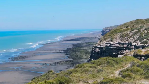 Punta Mejillón, la playa de Río Negro en la que vive una sola persona pero que en verano recibe a aventureros