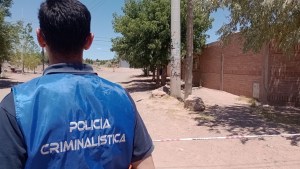 Lo atacaron con un cuchillo en el cuello en Rincón de los Sauces y está grave: «Entró en paro»