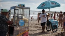 Imagen de Sanciones o clausuras: lanzan ultimátum a paradores de Las Grutas por las ventas ambulantes