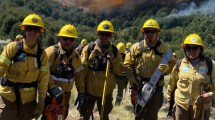 Imagen de Brigadistas de comunidades mapuches se sumaron para combatir los incendios en la Patagonia