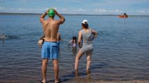 Imagen de Descubrí Punta Verde: la playa oculta de Las Grutas que te invita a relajarte y cenar en un barco