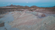 Imagen de Una ruta atraviesa montañas, rocas y fósiles de dinosaurios para llegar a un museo natural a cielo abierto