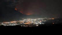 Imagen de Incendio en El Bolsón: brigadistas trabajarán toda la noche por el fuego fuera de control