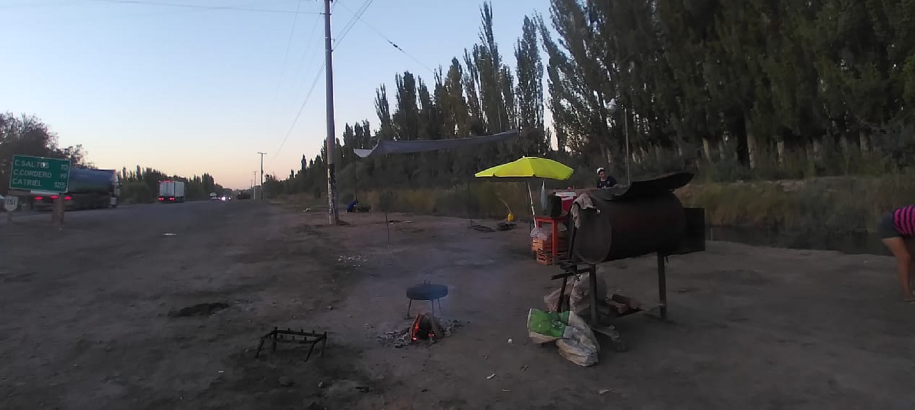 En este momento siguen trabajando en la ruta, vendiendo choripanes, vacío, y haciendo tortas fritas. Foto: gentileza.