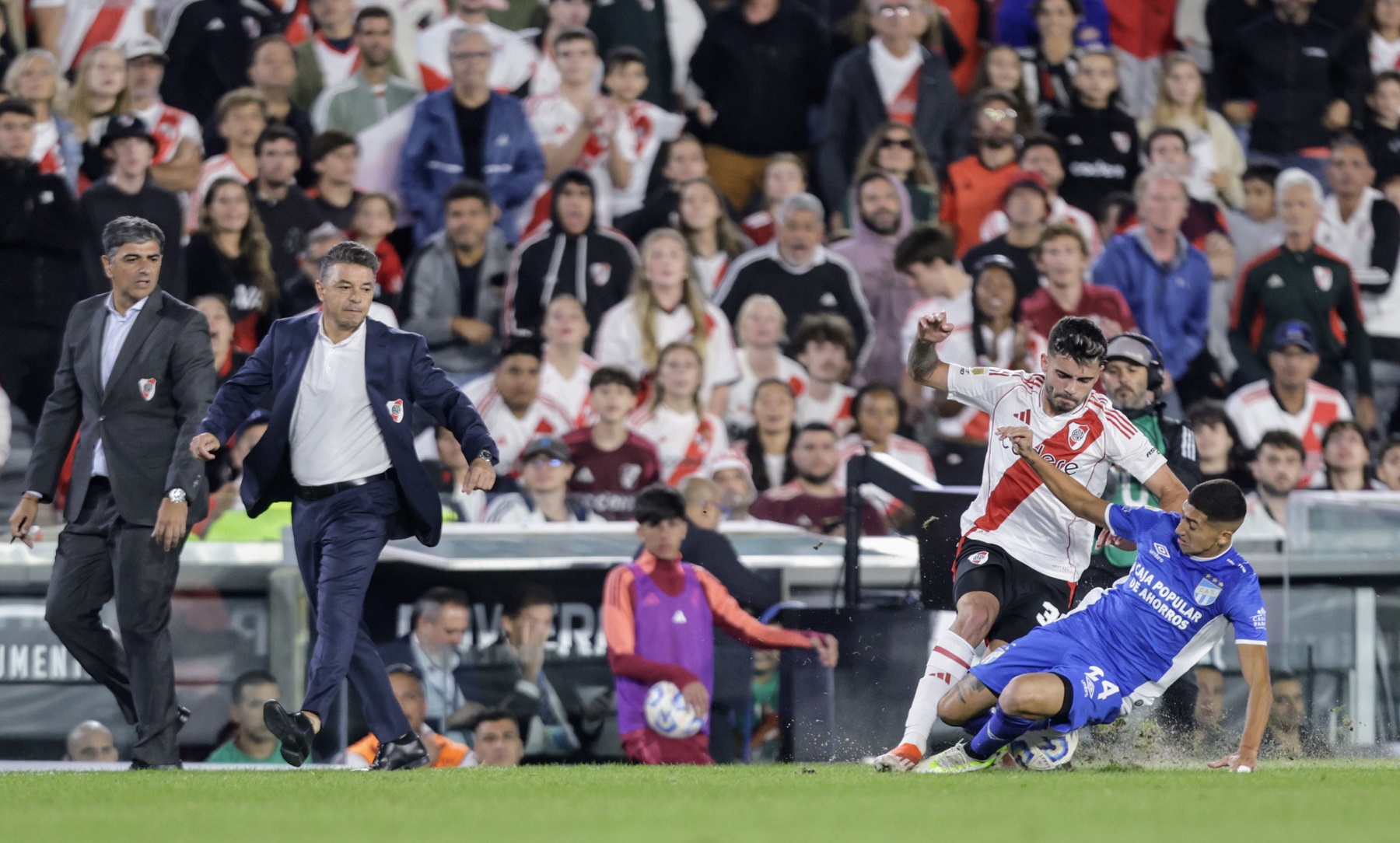 Marcelo Gallardo apuntó contra Franco Mastantuono en el triunfo de River. Foto: FBaires.