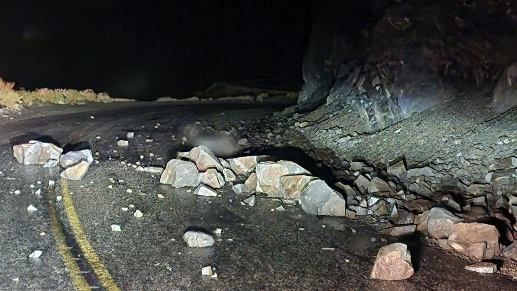 Derrumbe de rocas sobre una ruta de Neuquén. Foto: FM Patagonia (Chos Malal) 